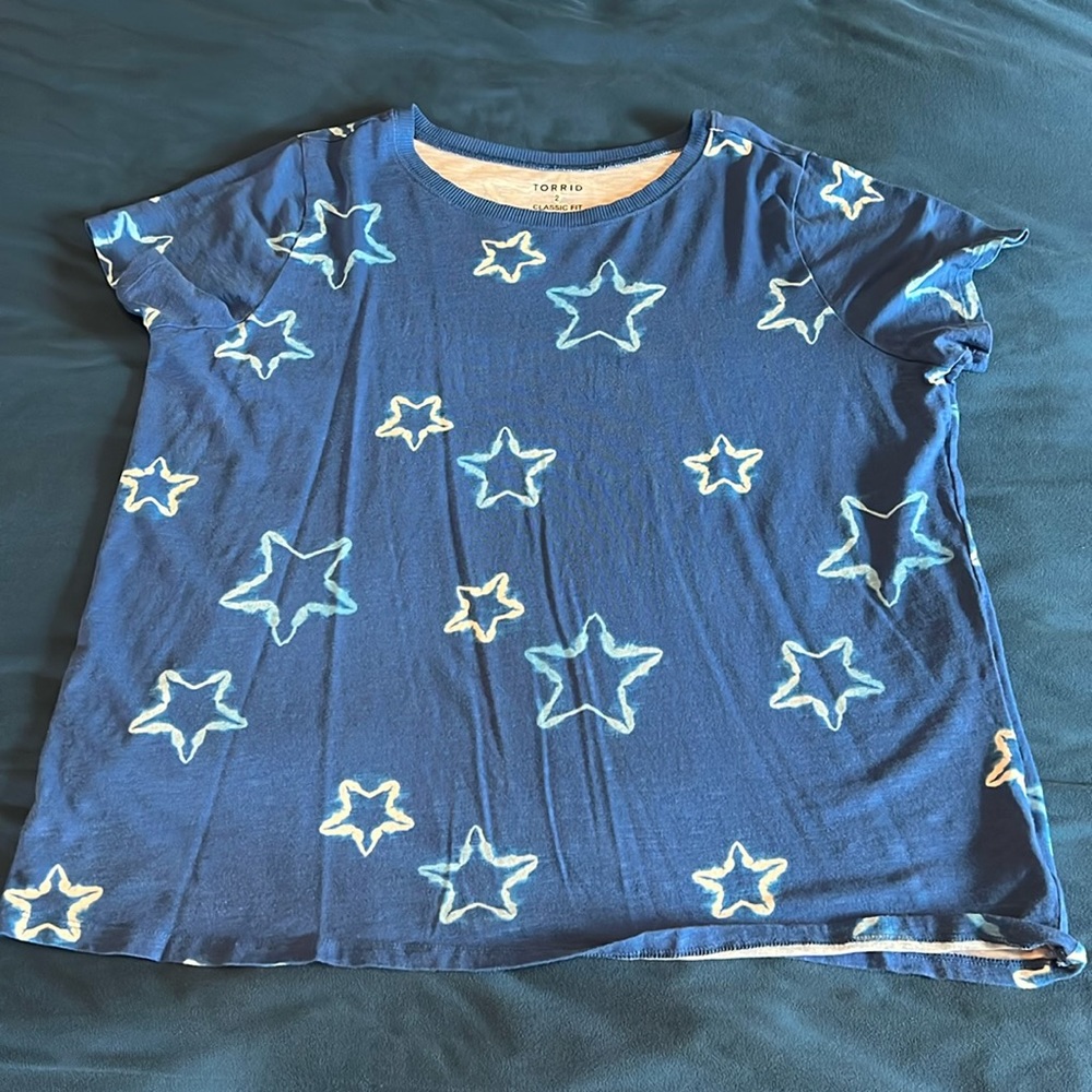 Torrid Tshirt, 2x, blue with tie die white stars, worn once, excellent condition